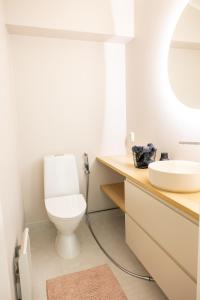 Ванная комната в Lake view Vuokatti Apartment +14 фотографий