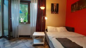 Posteľ alebo postele v izbe v ubytovaní Apartament Osiedle Garnizon