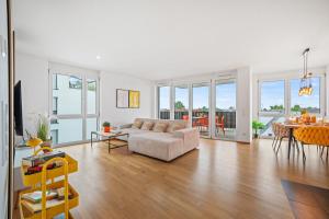 ein Wohnzimmer mit Sofa und Tisch in der Unterkunft Heimathafen mit See- & Bergsicht in Friedrichshafen