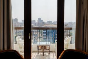 Om Kolthoom Hotel的阳台或露台