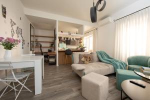 un salon avec un canapé et une table dans l'établissement La casa di Ele, à Rome