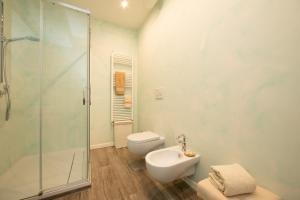 une salle de bains avec douche, toilettes et lavabo dans l'établissement La casa di Ele, à Rome