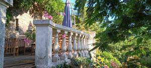 Vonkajšia záhrada v ubytovaní Gîte de charme atypique vue panoramique