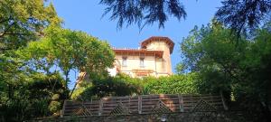 Vonkajšia záhrada v ubytovaní Gîte de charme atypique vue panoramique