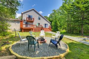 Aed väljaspool majutusasutust Private Hot Tub Lakefront Poconos Home!