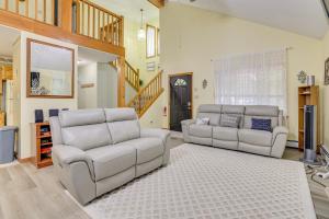 Predel za sedenje v nastanitvi Private Hot Tub Lakefront Poconos Home!