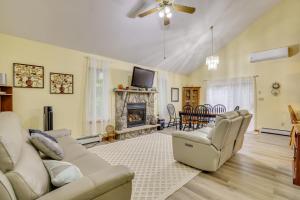 TV in/ali zabaviščno središče v nastanitvi Private Hot Tub Lakefront Poconos Home!