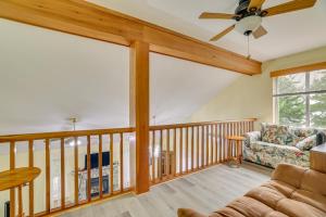 Predel za sedenje v nastanitvi Private Hot Tub Lakefront Poconos Home!