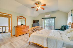 Voodi või voodid majutusasutuse Private Hot Tub Lakefront Poconos Home! toas