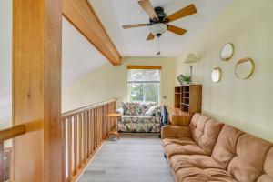 Predel za sedenje v nastanitvi Private Hot Tub Lakefront Poconos Home!