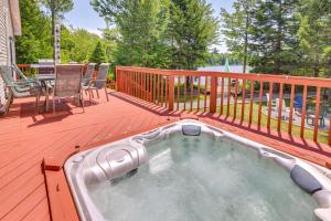 Balkon oz. terasa v nastanitvi Private Hot Tub Lakefront Poconos Home!