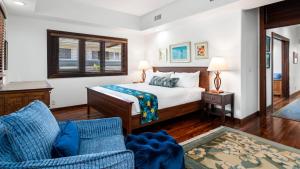 una camera da letto con un letto e un divano di Kona Bay Estates 23 a Kailua-Kona
