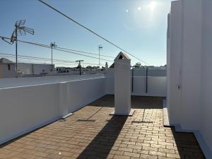 A balcony or terrace at Apartamento Conil Playa & céntrico, con Aire Acond y WIFI -SOLO FAMILIAS Y PAREJAS-