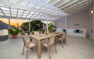 a dining room with a table and chairs at Mira Marina in Masouri