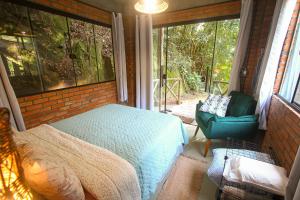 Suíte com cachoeira no quintal的休息区