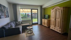 Televisyen dan/atau pusat hiburan di Ferienwohnung Alpenblick in Bolsterlang Sommerbergbahn kostenlos
