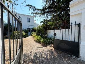 an open gate to a house with a driveway at Il Sentiero in Bari