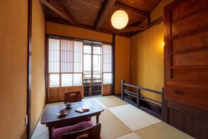 Postel nebo postele na pokoji v ubytování 宮島 町家宿 進龍庵