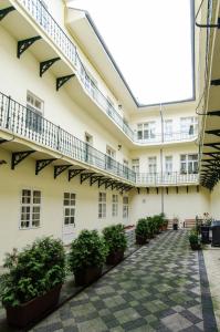 un patio vacío de un edificio con macetas en Luxury Vincents Apartments Kosice, en Košice