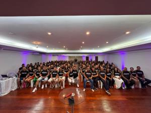 Eine große Gruppe von Menschen posiert in einem Raum für ein Foto. in der Unterkunft Ancorar Flat 4203 in Porto De Galinhas + 23 Fotos