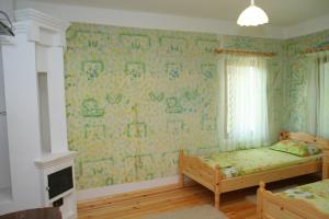 Lazarovata House في Rebrevtsi: غرفة نوم بسريرين في غرفة بها موقد