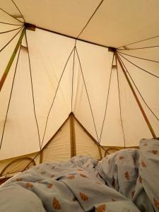 Krevet ili kreveti u jedinici u okviru objekta Big tent with real beds and ocean view