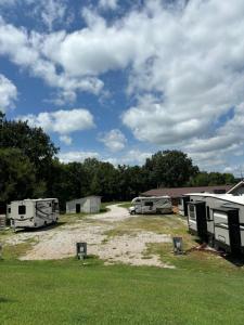 Un grupo de autocaravanas estacionadas en un campo en Four Seasons Lodging, en Mount Vernon