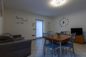 un soggiorno con un tavolo e un divano di Casa La Corte a Rovereto