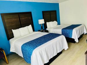 Un pat sau paturi într-o cameră la Travelodge by Wyndham Gallipolis
