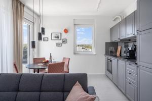 ein Wohnzimmer mit Sofa und Tisch in der Unterkunft Brodarica Exquisite Apartments in Brodarica