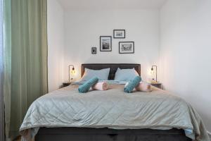 ein Schlafzimmer mit einem Bett und zwei Kissen darauf in der Unterkunft Brodarica Exquisite Apartments in Brodarica