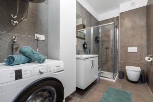 eine Waschmaschine im Bad mit Waschbecken in der Unterkunft Brodarica Exquisite Apartments in Brodarica