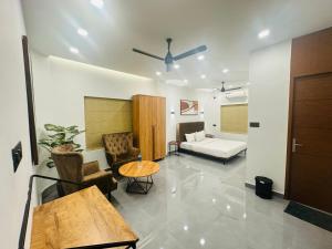 ZAHIR RESIDENCY客房内的一张或多张床位