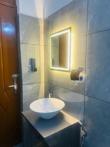 ZAHIR RESIDENCY的一间浴室