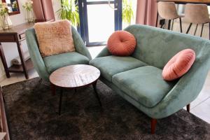 根特Cozy private suite的客厅配有绿色椅子和桌子