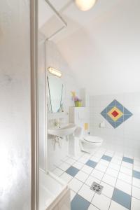 ein Bad mit einer Dusche, einem Waschbecken und einem WC in der Unterkunft Gasthof Kraxner in Hatzendorf