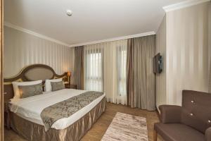 A bed or beds in a room at The Central Hotel