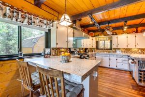 Η κουζίνα ή μικρή κουζίνα στο 24STR-00023 Fairplay Cabin with Hot Tub on 4 Acres!
