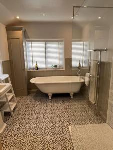 Un baño grande con bañera y ducha. en Luxury holiday home in Brixham, en Brixham 15 fotos más