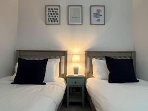 Dos camas una al lado de la otra en un dormitorio. en Luxury holiday home in Brixham, en Brixham