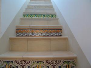 ノートにあるIl Cavaliereのカラフルなタイルの階段