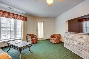 Μια τηλεόραση ή/και κέντρο ψυχαγωγίας στο Shared Hot Tub Access! Gem 4 Mi to Dtwn Caseville