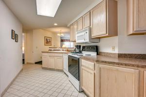 Η κουζίνα ή μικρή κουζίνα στο Shared Hot Tub Access! Gem 4 Mi to Dtwn Caseville