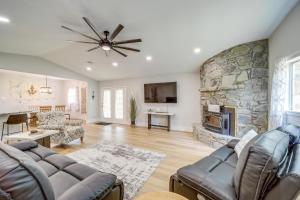 TV a/nebo společenská místnost v ubytování Walk to Lake, Parks and Dining Eufala Family Home!