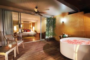 Кровать или кровати в номере Pakasai Resort