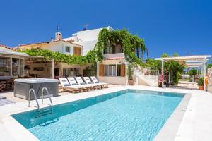 a villa with a swimming pool and a house at Villa Arancia in Pigi