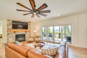 Ruang duduk di 2 Mi to Lake Stunning Twin Lakes Home with Deck