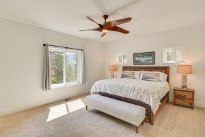 Katil atau katil-katil dalam bilik di 2 Mi to Lake Stunning Twin Lakes Home with Deck