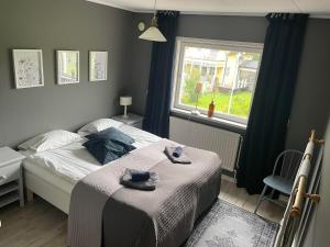 una camera da letto con un letto con due asciugamani sopra di Skiers inn a Lima