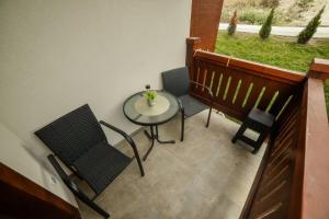 ein Balkon mit Tisch und Stühlen und einem Fenster in der Unterkunft Jekaa in Zlatibor + 6 Fotos